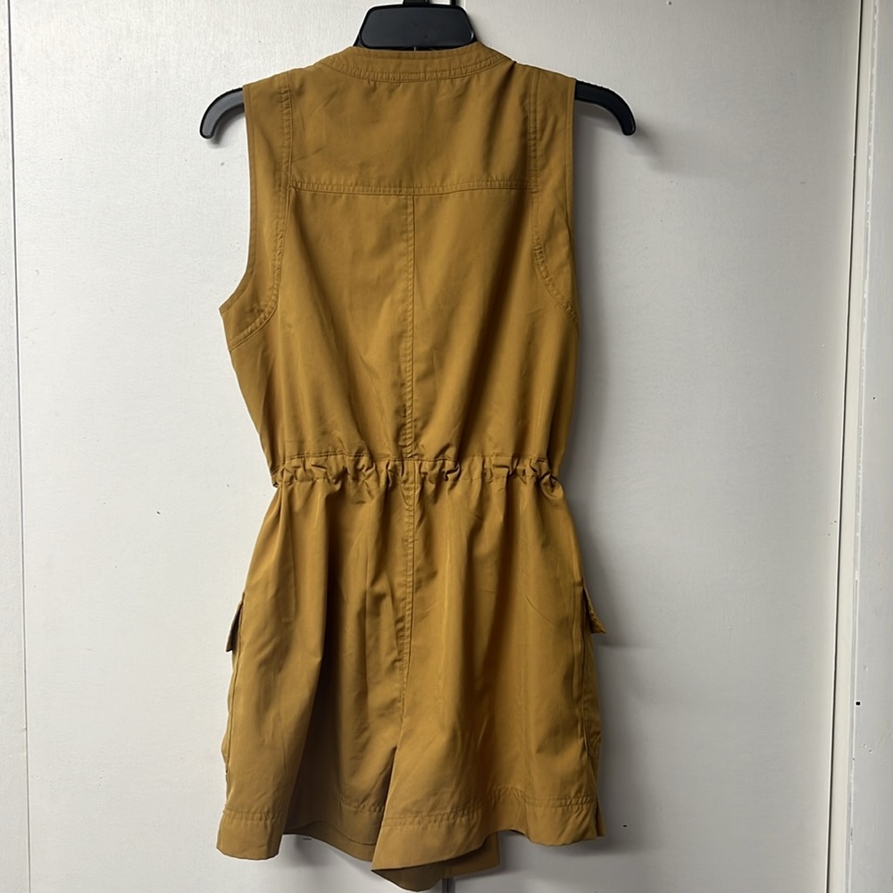 Lightweight sleeveless shorts romper. - Picture 3 of 7